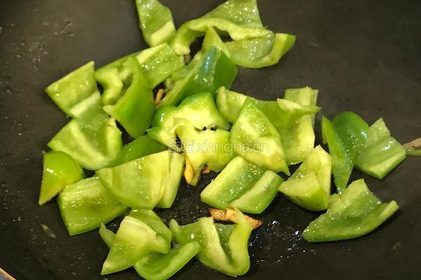 青椒炒鸡蛋配松花蛋的做法图解8