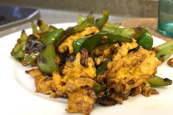 青椒炒鸡蛋配松花蛋的做法图解10