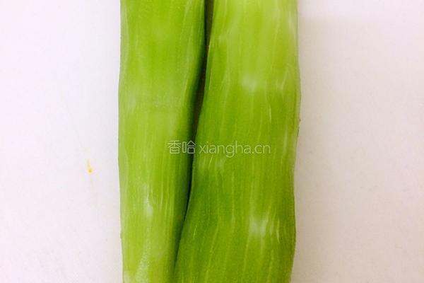 泡椒莴笋的做法图解1