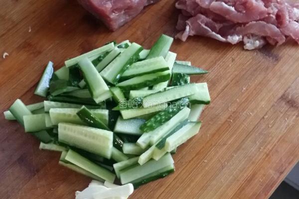 炒肉黄瓜的做法图解1