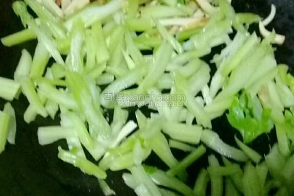芹菜炒黑木耳的做法图解5