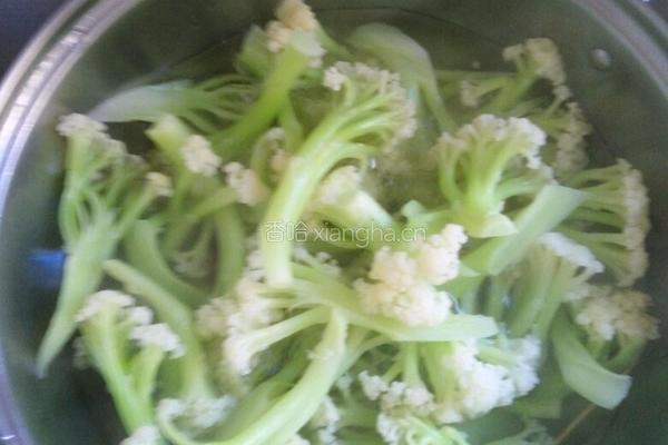 香芹炒菜花的做法图解2