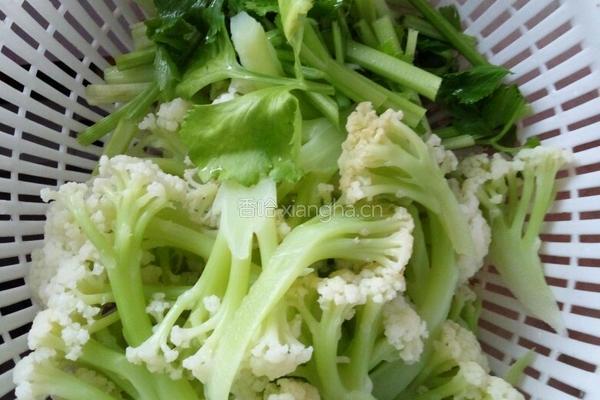 香芹炒菜花的做法图解3