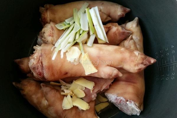 电饭锅酱猪蹄的做法图解3