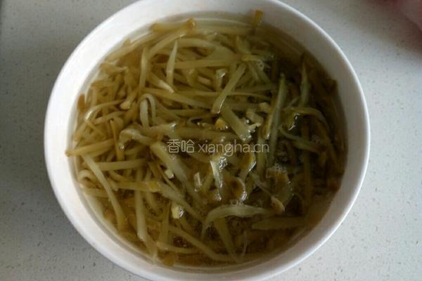 榨菜炒肉丝的做法图解1