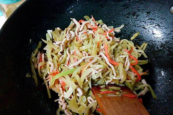 榨菜炒肉丝的做法图解5