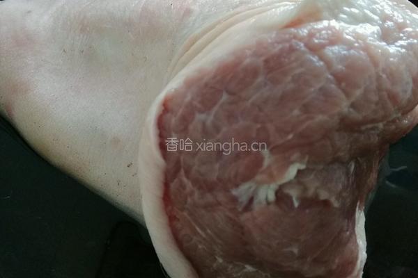 红焖四季发财肘子的做法图解2