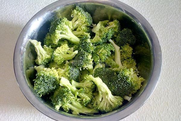 西兰花炒肉的做法图解1