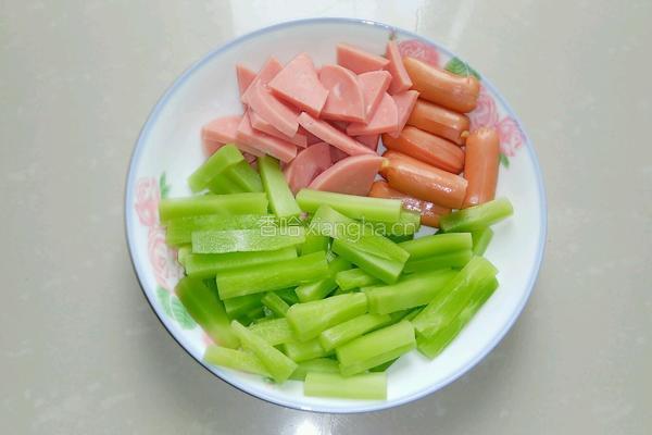 青笋烧双肠的做法图解1