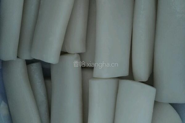 咸肉冬笋煮年糕的做法图解1