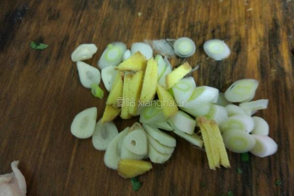 木耳平菇炒肉的做法图解1