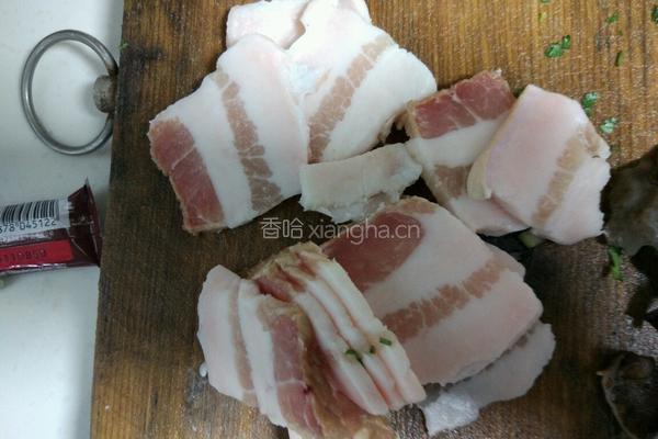 木耳平菇炒肉的做法图解2