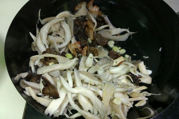 木耳平菇炒肉的做法图解6