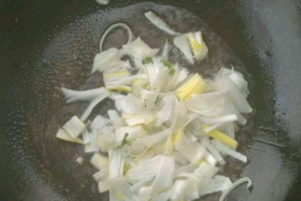 葱花炒红豆腐的做法图解3