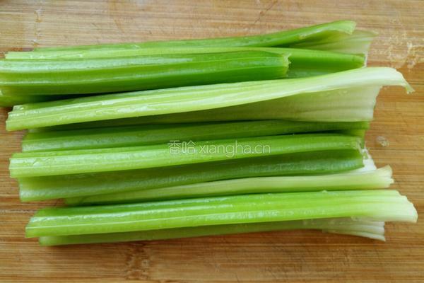 黑芝麻炒芹菜的做法图解1