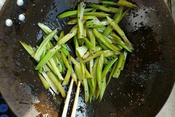 黑芝麻炒芹菜的做法图解10