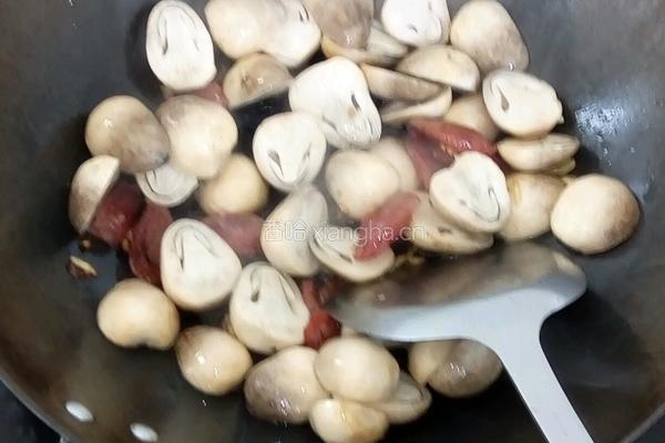 草菇炒腊味的做法图解5