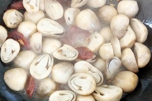 草菇炒腊味的做法图解6