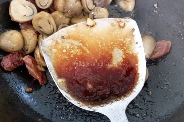 草菇炒腊味的做法图解7