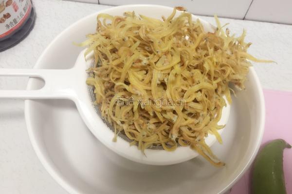 花生米小银鱼的做法图解1