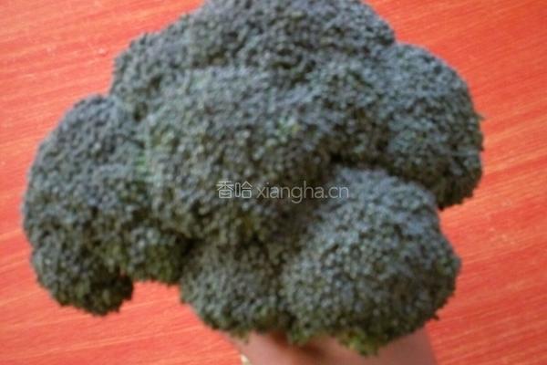 西兰花炒肉的做法图解1