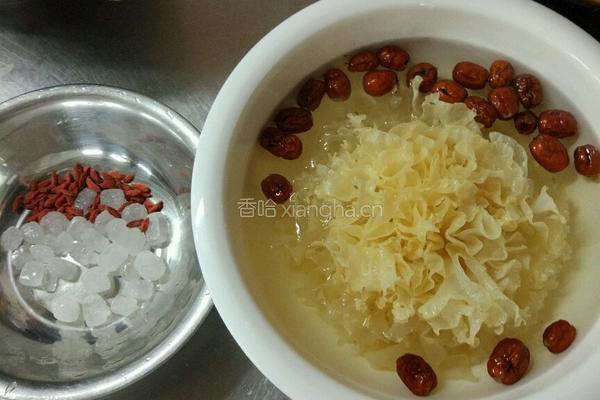 银耳枸杞糖水的做法图解1