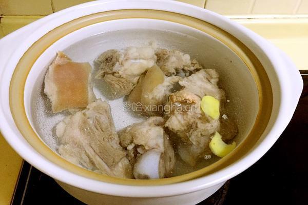 香菇黄豆大骨汤的做法图解3