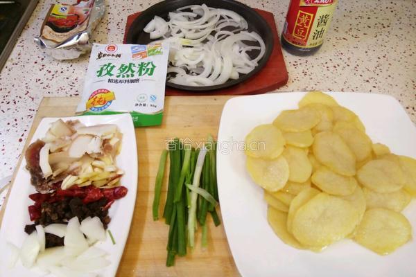 铁板干锅土豆片的做法图解1