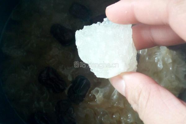 银耳红枣桂圆汤的做法图解5