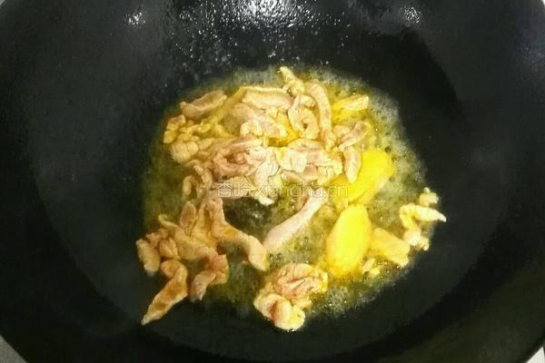 蘑菇炒肉的做法图解3