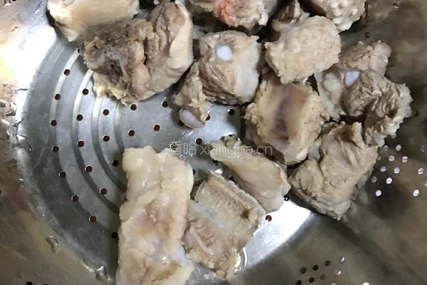海带排骨汤的做法图解3