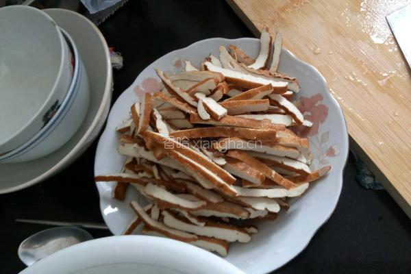 青椒炒香干的做法图解1