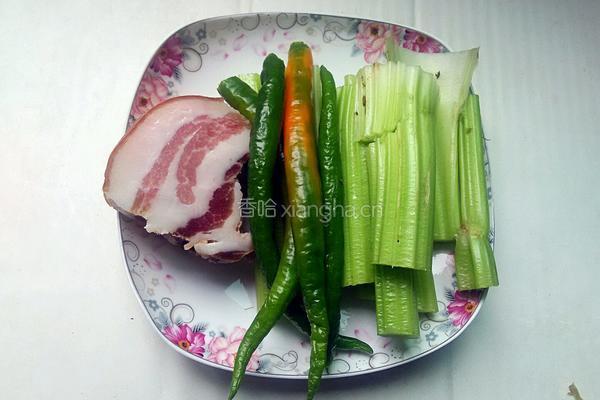 西芹炒腊肉的做法图解1