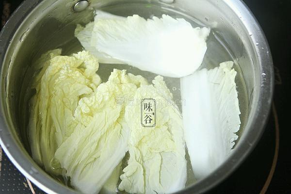 牡蛎白菜汤的做法图解2