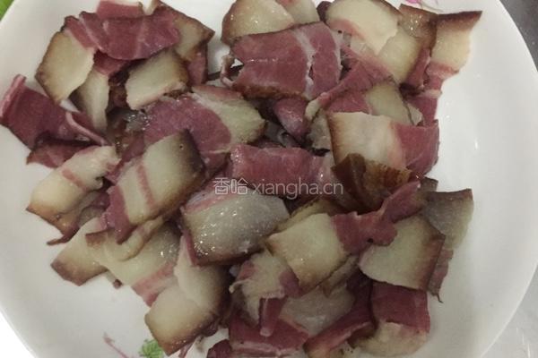 辣椒炒腊肉的做法图解1