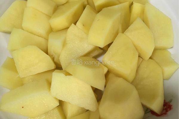 土豆炖牛腩的做法图解1