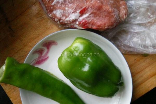 青椒炒肉丝的做法图解1