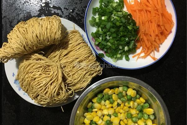 素炒虾子面的做法图解1