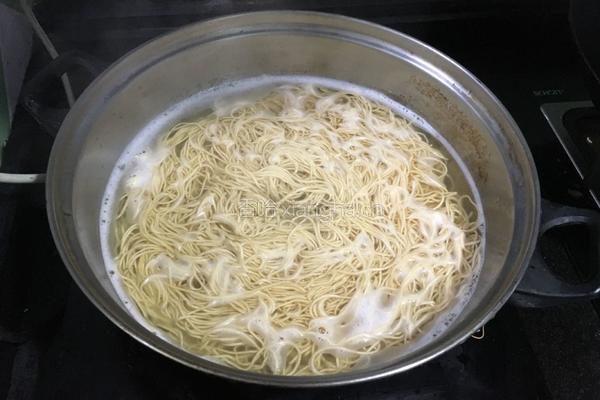 素炒虾子面的做法图解2
