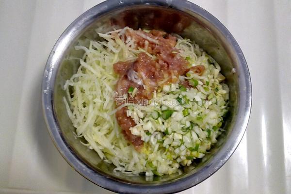 白萝卜猪肉馅水煎饺的做法图解6
