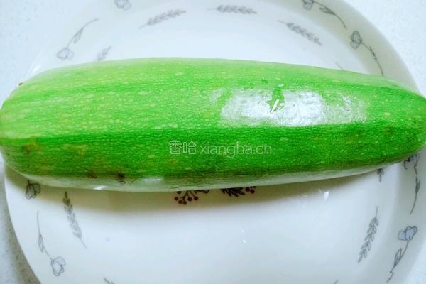 番茄酱炒西葫芦的做法图解1