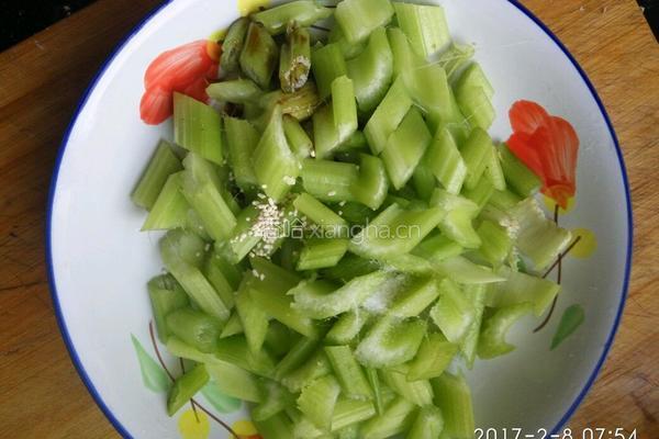凉拌芹菜的做法图解3