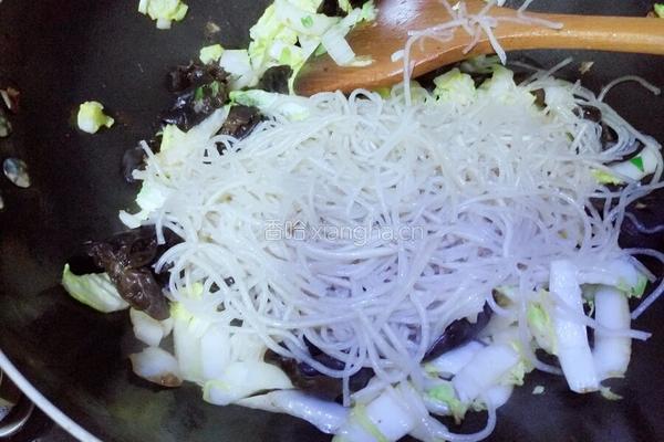 白菜炖粉条的做法图解12