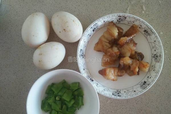 肥肉煎鸭蛋的做法图解1