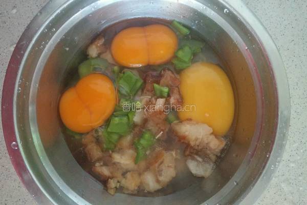 肥肉煎鸭蛋的做法图解2
