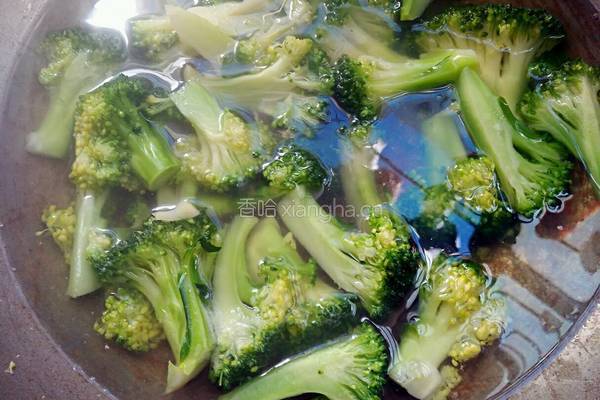 西蓝花蔬菜沙拉的做法图解2
