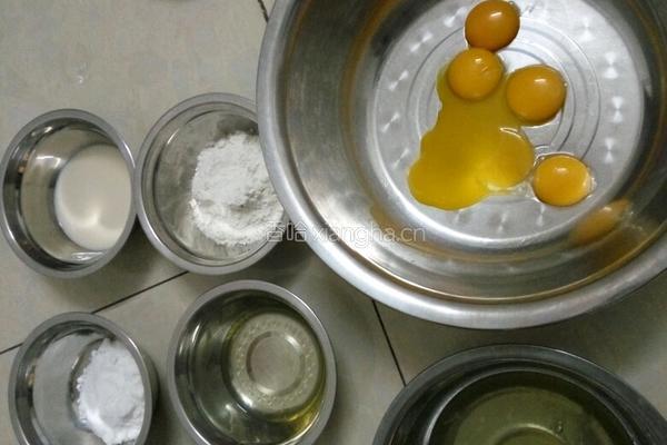 8寸红豆戚风蛋糕的做法图解1