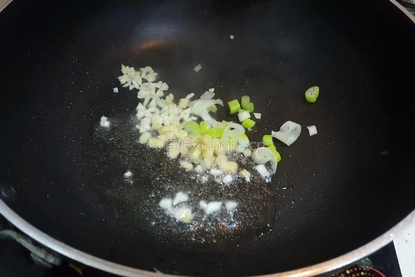 枸杞炒双耳的做法图解3