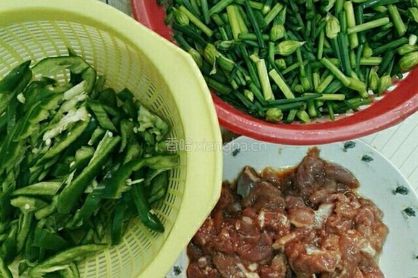 韭菜花炒肉的做法图解1
