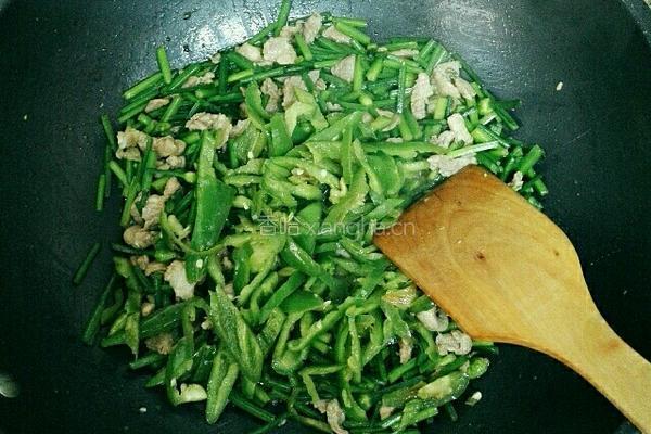 韭菜花炒肉的做法图解5